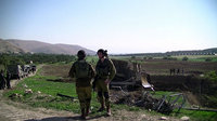 貯水池の破壊現場を警備するイスラエル軍兵士たち。2014年12月23日。今野撮影