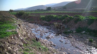 破壊された貯水池は、雨季に増水する川の水を溜めて農業利用するために建設されたものだった。2014年12月23日。今野撮影
