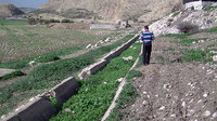 イスラエルが違法入植地のために大量の水を吸い上げているため、パレスチナ人が伝統的に利用していた水路はことごとく枯れ果てている。2014年12月23日。今野撮影
