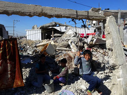 ガザの子どもたちは、破壊された自宅の柱に作ったブランコで遊んだり、ガレキを集めて家族の生計を助けたりしていました。（2015年3月6日、今野撮影）