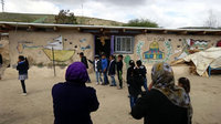 古タイヤと土で作られた学校。壁には埋め込まれたタイヤが顔を覗かせています。2015年3月4日、著者撮影