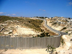 高さ8メートルの壁で分断された東エルサレム