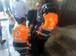 具合の悪くなった住民の診断をする救急委員会のメンバーたち。