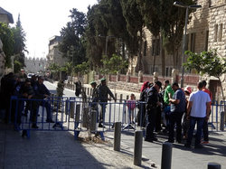 エルサレム旧市街に礼拝に向かうパレスチナ人の出入りを制限する、イスラエル軍検問所。2015年10月16日撮影。