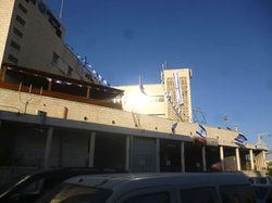 昼撮影。イスラエルの旗でいっぱいのエルサレム警察署。