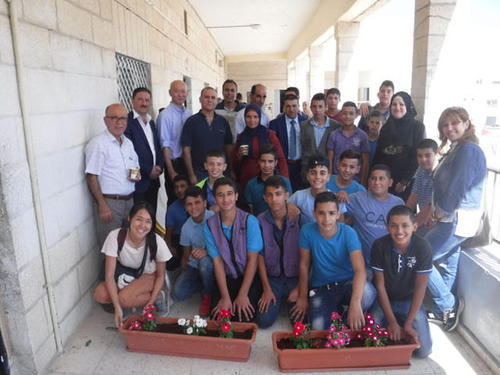 学校、そして地域のために誇りを持って活動している東エルサレムのとある学校の保健委員会の男子学生たち（JVC事業地）。とても頼もしいです・・・！