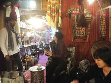 エルサレム旧市街：センスのいいベドウィン風カフェのマスター（アフロ・パレスチナ人・イッサームさん）と意気投合。