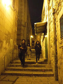 エルサレム旧市街を歩くお二人。夜はオレンジの明かりがとても幻想的。