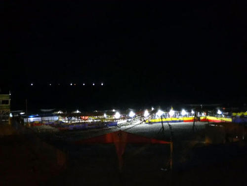 カフェの外の景色。カフェは発電機があるものの、何度か停電していました。