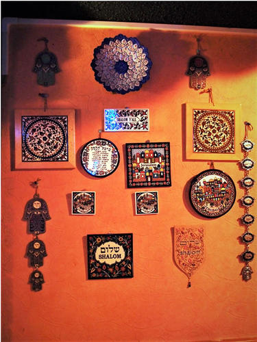 ヘブライ語の挨拶「シャローム」の装飾とともに、エルサレムのアル＝アクサー・モスク（イスラム教の三大聖地の一つ）の飾りがある店内。