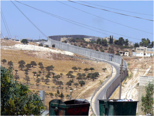 イスラエル人とパレスチナ人、そしてパレスチナ人どうしも分断する分離壁。
