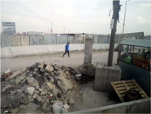 カランディア検問所近く。