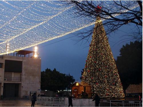 ベツレヘムの聖誕教会前にある大きなツリー・夜（2020年1月18日撮影）