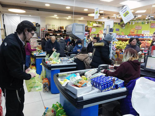 外出制限を受けてイスラエル側のスーパーマーケットにも人々が駆け込んでいます