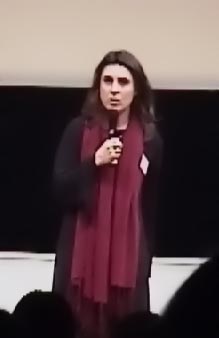 会場からの質問に答えるメイさん