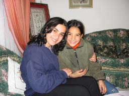 マナールと妹バルキース（ドヘイシャ難民キャンプ）　