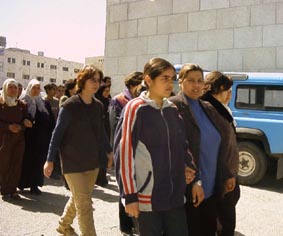 葬儀に参列するいとこのメルナさん（１４歳）中央