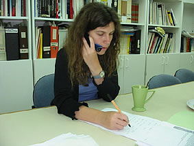 井下医師と連絡を取るミリさん（人権のための医師団の事務所にて）