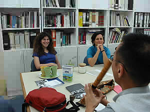 尺八に喜ぶミリさんたち(人権のための医師団事務所)