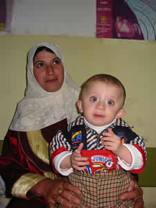 診察を待つ母子