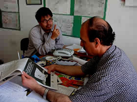 アワッドさんと今後の「心のケア」プロジェクトの打ち合わせをするところ