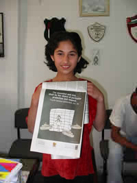 ラニーンちゃんと新聞広告。こういったことが子どもたちに自信と希望を与える。