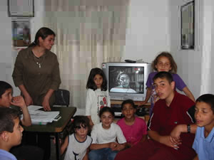 坂本氏から送られてきたビデオメッセージを見る子どもたち