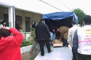 診療に必要な機材を持ち込む