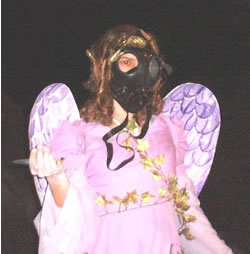 ガスマスクを着けたパフォーマー