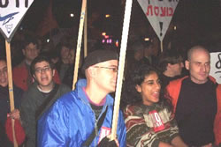 デモ行進する人たち