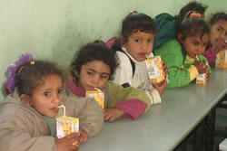 牛乳を飲む子供たち