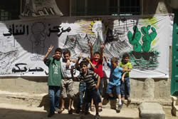 たれ幕の前の子どもたち