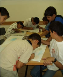 お絵かきに夢中の子どもたち