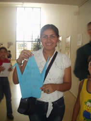 平和のメッセージを乗せた鶴を折ってくれたメルナちゃん