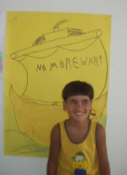 「No More War」の帆船を描いてくれたモアイヤド君