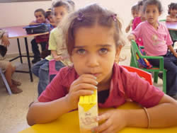 牛乳を飲むガザの子どもたち