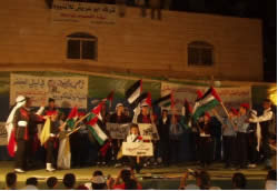 舞台狭しと踊るセンターの子どもたち