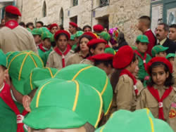 旧道をパレードする子どもたち