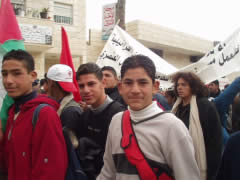 デモに参加する若者