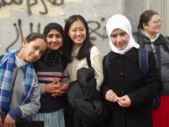 一緒に歩いた女学生と記念撮影