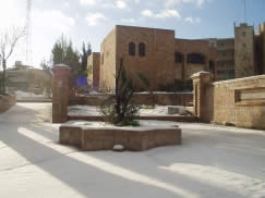 雪に埋もれた図書館