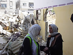 破壊されたハナンさんの家（右がハナンさん）