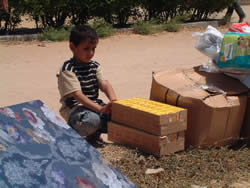 配給された牛乳と男の子