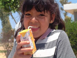 配給された牛乳を飲む女の子