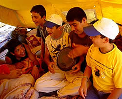 テントの中では大騒ぎ。