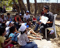 高校生リーダーによる読み聞かせ