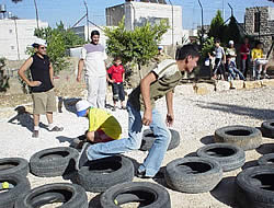 タイヤの中に隠してあるボールの番号を揃えていくゲーム