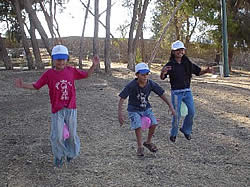 低学年は風船を挟んで徒競走