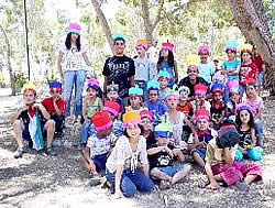 王冠をかぶってみんなでポーズ。