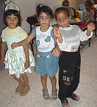 2004年春のイスラエル軍侵攻では、幼稚園の庭の遊具や水飲み場も破壊された、ラファ地区パレスチナ女性連合幼稚園。厳しい状況だが、子どもたちは幼稚園に来ることをとても楽しみにしている。